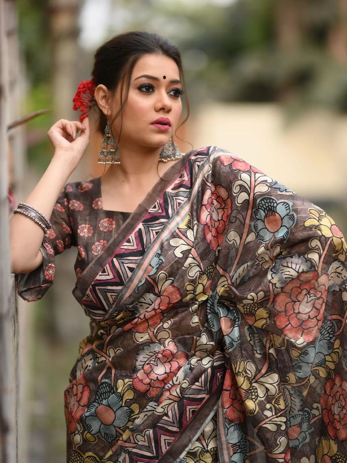 Odette Women Linen Brown Traditional Kalamkari Printed Saree With Unstitched Blouse